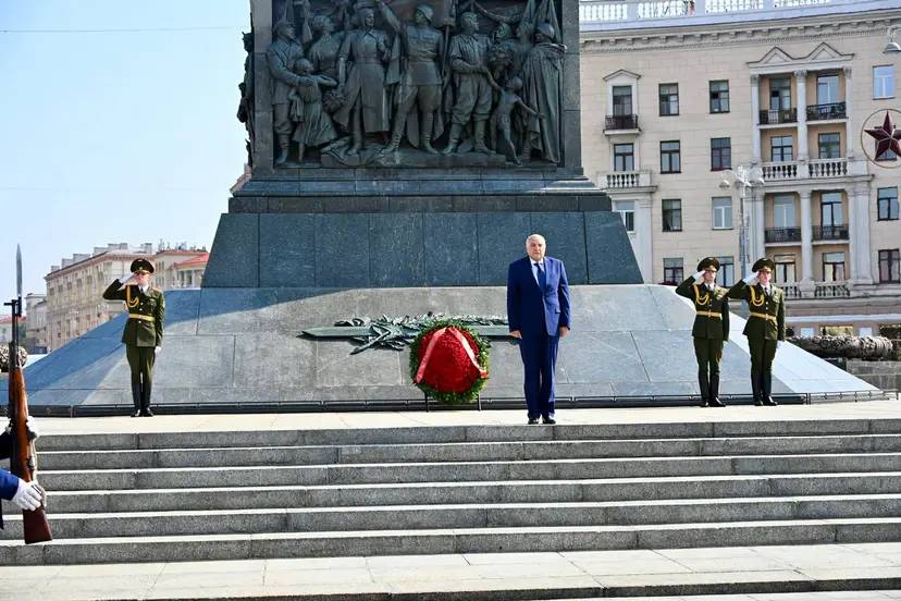 M. Attaf dépose une gerbe de fleurs au pied du Monument de la Victoire à Minsk